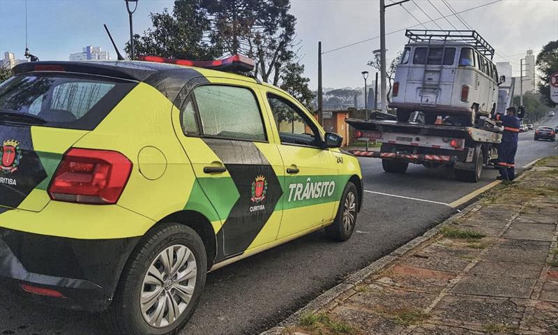 Veículos em mau estado de conservação, comprometendo a segurança viária, foram guinchados na segunda-feira, nos bairros Água Verde, Portão e Vila Izabel.
Foto: Divulgação