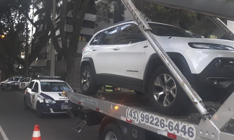 Jeep Cherokee ano 2015, com mais de R$ 167 mil em débitos foi removido por guardas municipais e agentes de trânsito no bairro Mercês.
Foto: Divulgação