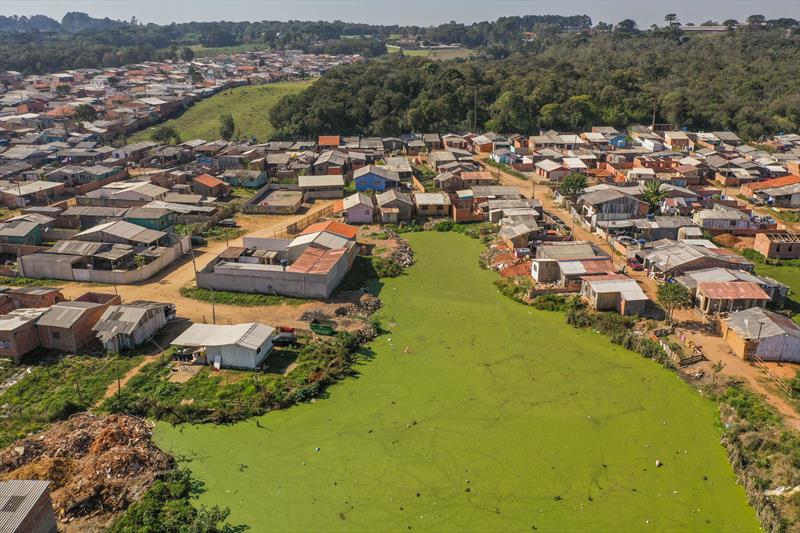 Vista aérea da área da Vila 29 de Outubro as margens do Rio Barigui no Caximba - Curitiba, 24/07/2020 - Foto: Daniel Castellano / SMCS