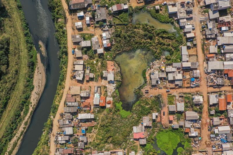 Vista aérea da área da Vila 29 de Outubro as margens do Rio Barigui no Caximba - Curitiba, 24/07/2020 - Foto: Daniel Castellano / SMCS
