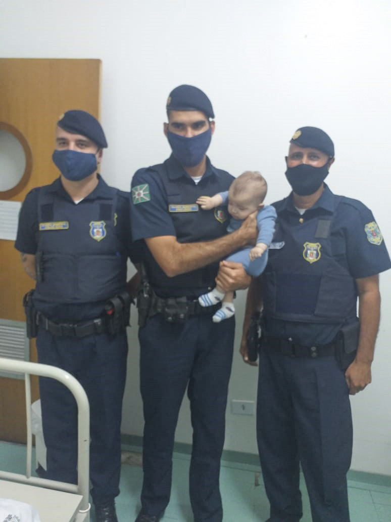 Guardas prestam primeiros socorros e salvam bebê de cinco meses.
Foto: Divulgação