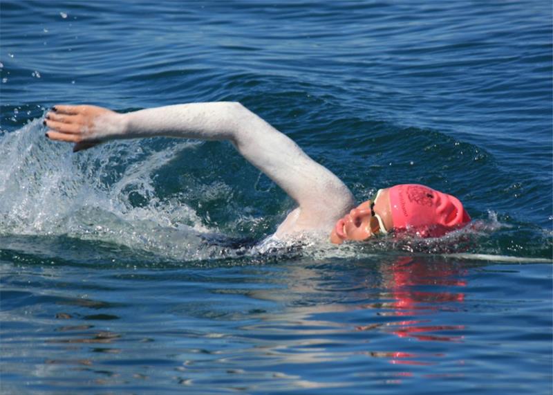 Atleta curitibana incentivada pela Prefeitura é a mais nova brasileira a cruzar o Canal da Mancha. Foto: Acervo pessoal  Mariana Chevalier