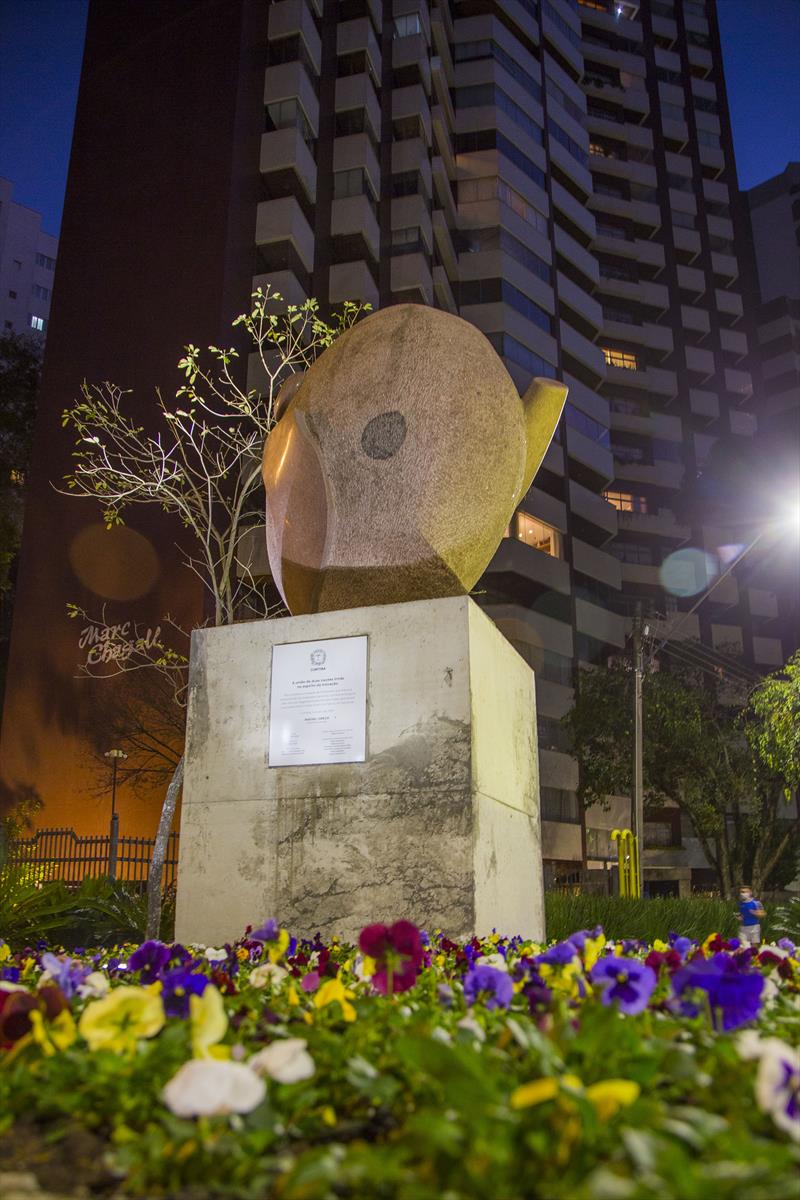 Peça Centenário da Amizade Brasil/Japão, de Manabu Mabe, ao lado da Praça do Japão. Curitiba, 03/08/2020. Foto: Pedro Ribas/SMCS