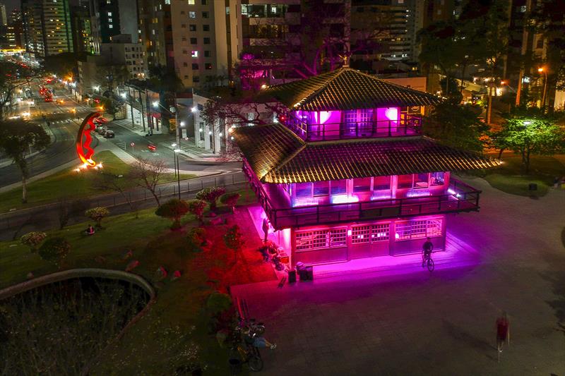 Nova iluminação cênica da Casa da Cultura Japonesa, na Praça do Japão, ao fundo o Largo Tomie Ohtake. Curitiba, 03/08/2020. Foto: Pedro Ribas/SMCS
