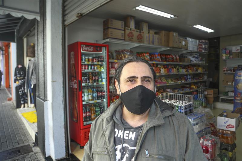 Johni Memeh - Microempresário dono de uma mercearia na Rua André de barros.
Curitiba, 03/08/2020.
Foto: Luiz Costa /SMCS