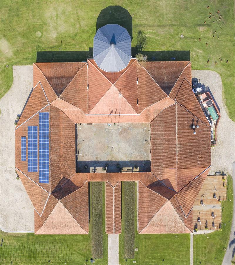Painéis com placas fotovoltaicas são instaladas no Salão de Atos do Parque barigui para geração de energia solar - Curitiba, 11/08/2020 - Foto: Daniel Castellano / SMCS