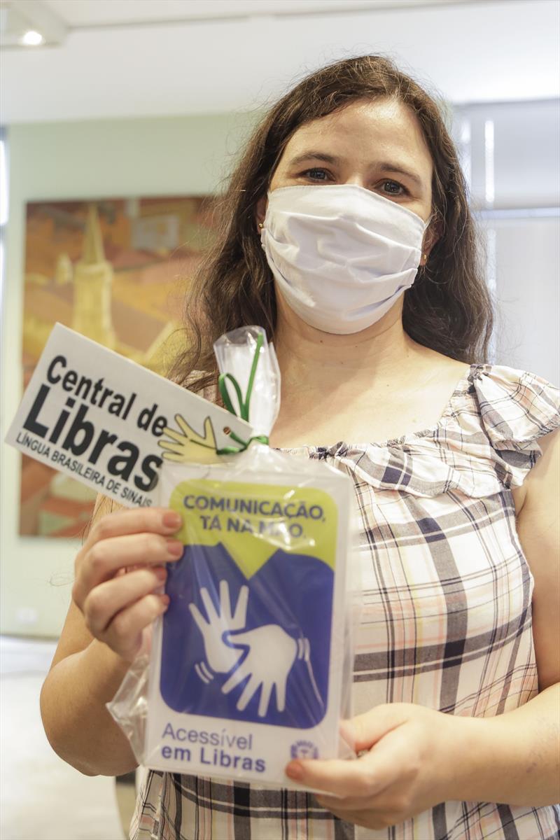 Lançamento do Comunicação Tá na Mão. Na foto, Eliane Gomes Vasquez, mediadora da comunicação entre usuários de libras e a Secretaria da Saúde. Curitiba, 12/08/2020. Foto: Pedro Ribas/SMCS
