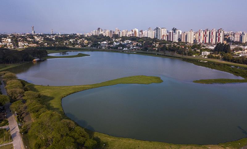 Parques reabrirão de maneira gradativa em Curitiba.
- Na imagem, vista aérea do Parque Barigui. 
Foto: Daniel Castellano/SMCS