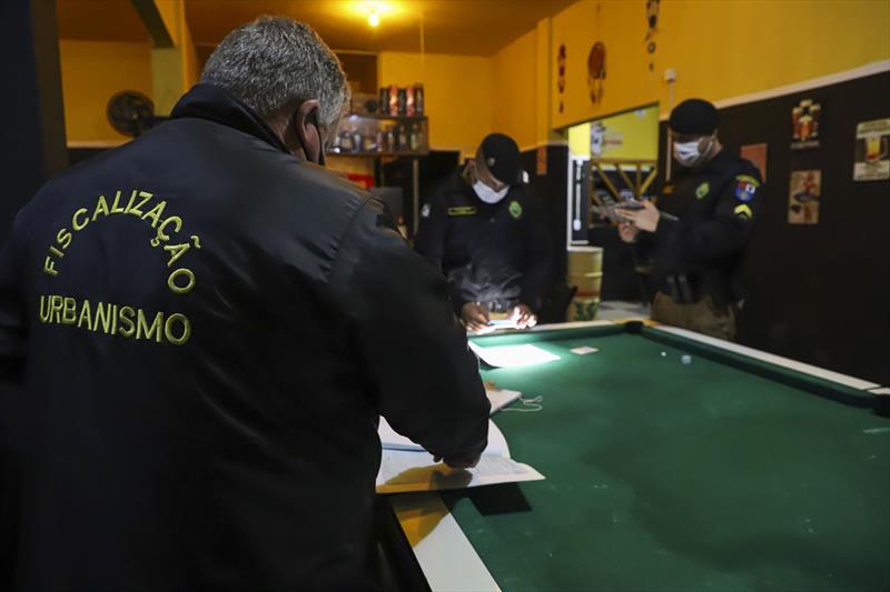 Equipes de fiscalização percorrem bares do bairro São Francisco.  Foto: Hully Paiva/SMCS