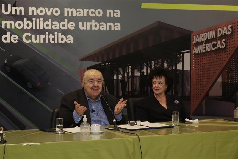 Prefeito Rafael Greca, acompanhado da primeira-dama, Margarita Sansone, assina contrato, que representa a inovação do transporte público da cidade.
Curitiba. 02/12/2020 Foto: Ricardo Marajó / SMCS