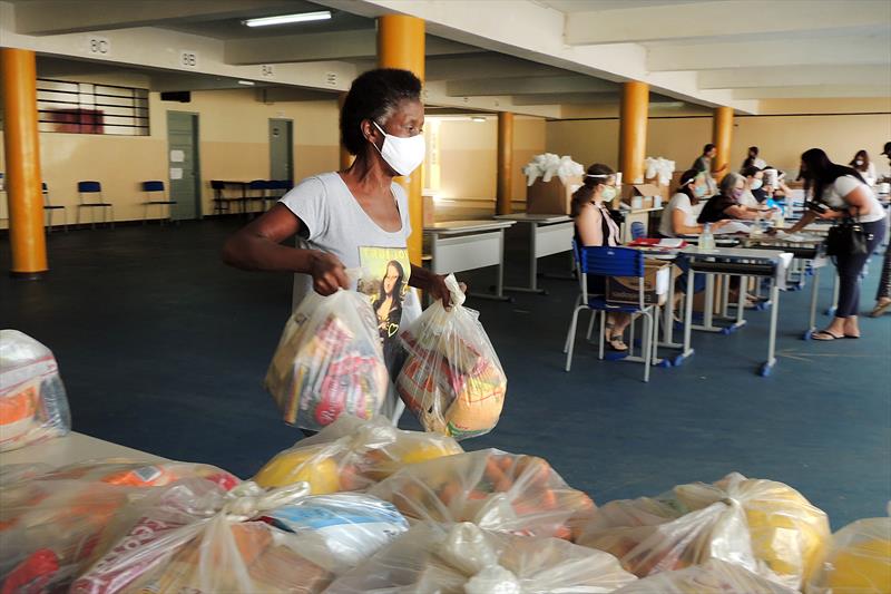 Entrega dos kits de alimentação de dezembro, na escola Omar Sabbag.
Curitiba, 11/12/2020
Foto: Valdecir Galor/SMCS