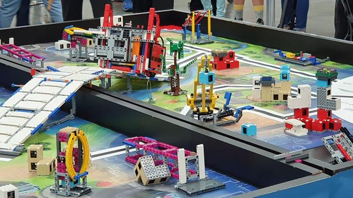 Estudantes de escolas municipais foram destaque no Torneio Regional de Robótica First Lego League, realizado na Federação das Indústrias do Estado do Paraná (Fiep). Foto: Divulgação