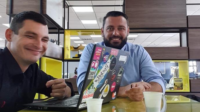 Lenon Henrique Bobeki e Marco Antonio Francisconi, fundadores da TruckHelp, no Distrito. Foto: Divulgação