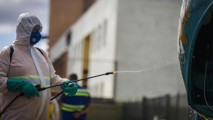 Equipes da limpeza pública auxiliam na limpeza urbana higienizando upas e hospitais. Curitiba, 25/03/2020. Foto: Pedro Ribas/SMCS