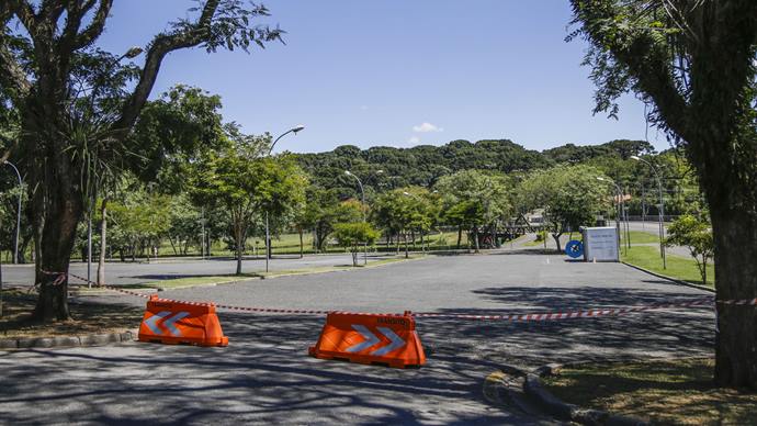 Os estacionamentos do Parque Barigui estão com seus acessos bloqueados. Curitiba, 26/03/2020. Foto: Pedro Ribas/SMCS