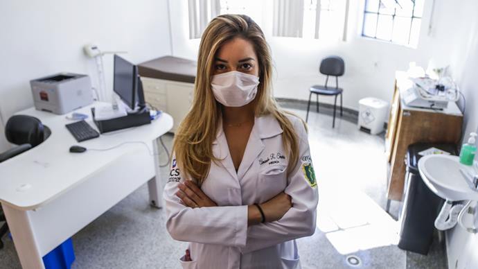 Amanda R. Tenório, médica contratada para auxiliar no enfrentamento da epidemia do coronavírus, na Unidade de Saúde Ouvidor Pardinho. Curitiba, 26/03/2020. Foto: Pedro Ribas/SMCS