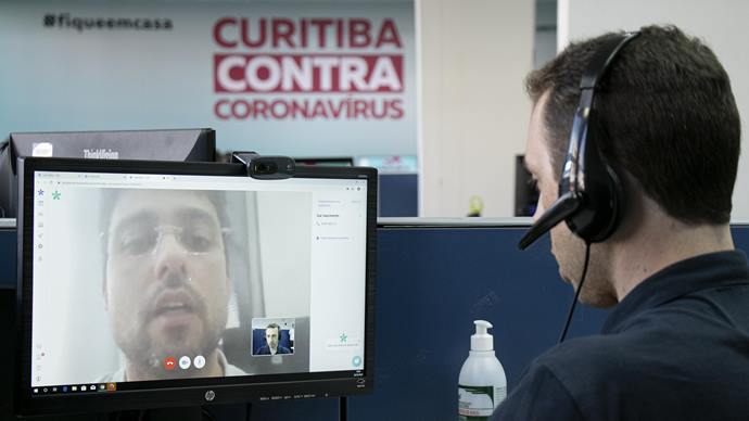 Prefeito Rafael Greca anuncia que Curitiba fará consulta por videoconferência na Central de Atendimento da SMS. Curitiba. 26/03/2020. Foto: Ricardo Marajó/FAS