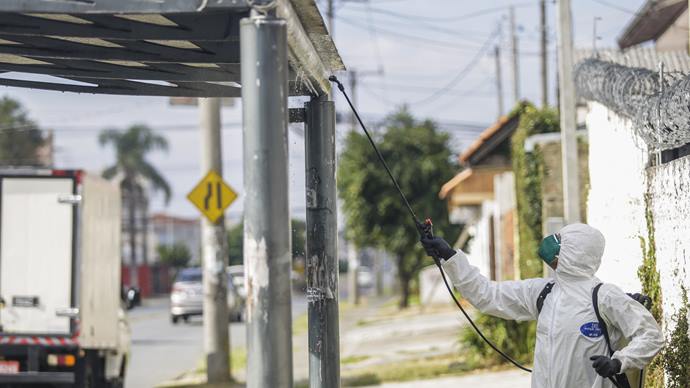 Higienização dos pontos de ônibus da Clear Channel no Cajuru. Curitiba, 31/03/2020. Foto: Pedro Ribas/SMCS