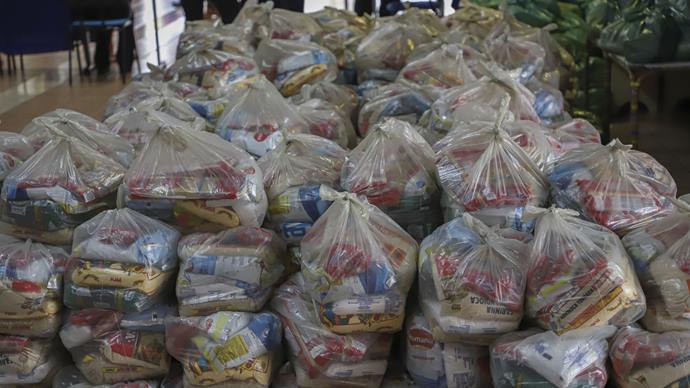 As famílias das 140 mil crianças e estudantes da rede municipal de ensino começam a receber os kits de alimentação fornecidos pela Prefeitura.
Foto: Divulgação