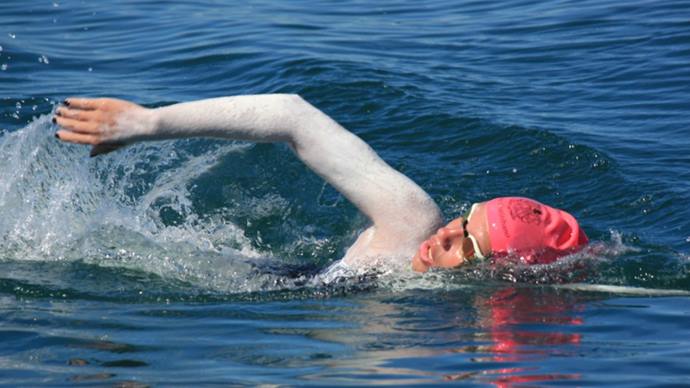 Atleta curitibana incentivada pela Prefeitura é a mais nova brasileira a cruzar o Canal da Mancha. Foto: Acervo pessoal  Mariana Chevalier