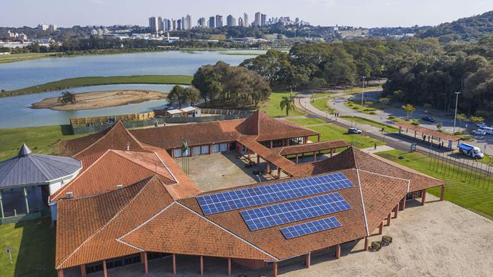 Painéis com placas fotovoltaicas são instaladas no Salão de Atos do Parque barigui para geração de energia solar - Curitiba, 11/08/2020 - Foto: Daniel Castellano / SMCS
