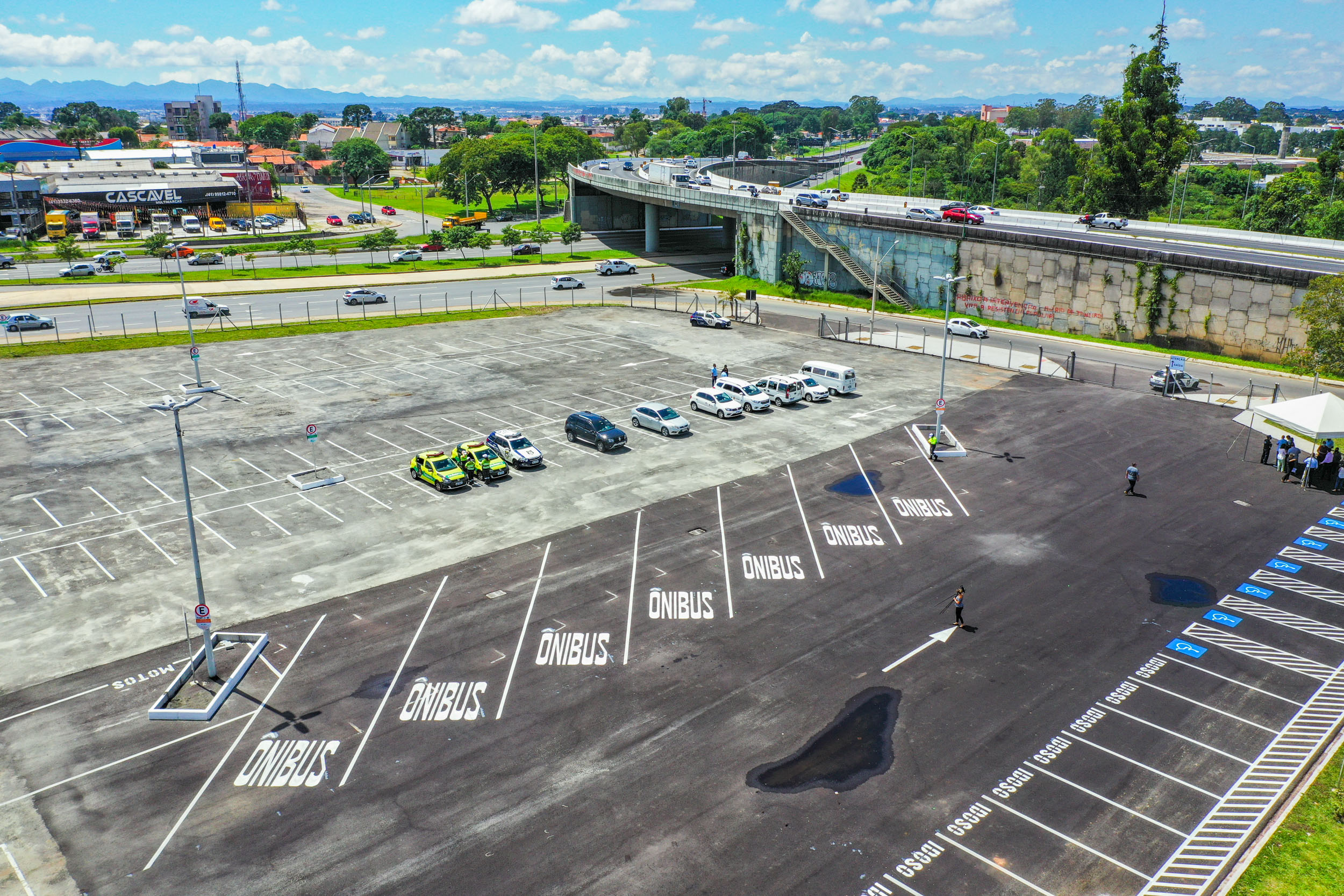 Revitalizado, estacionamento do Jardim Botânico, em Curitiba, é liberado