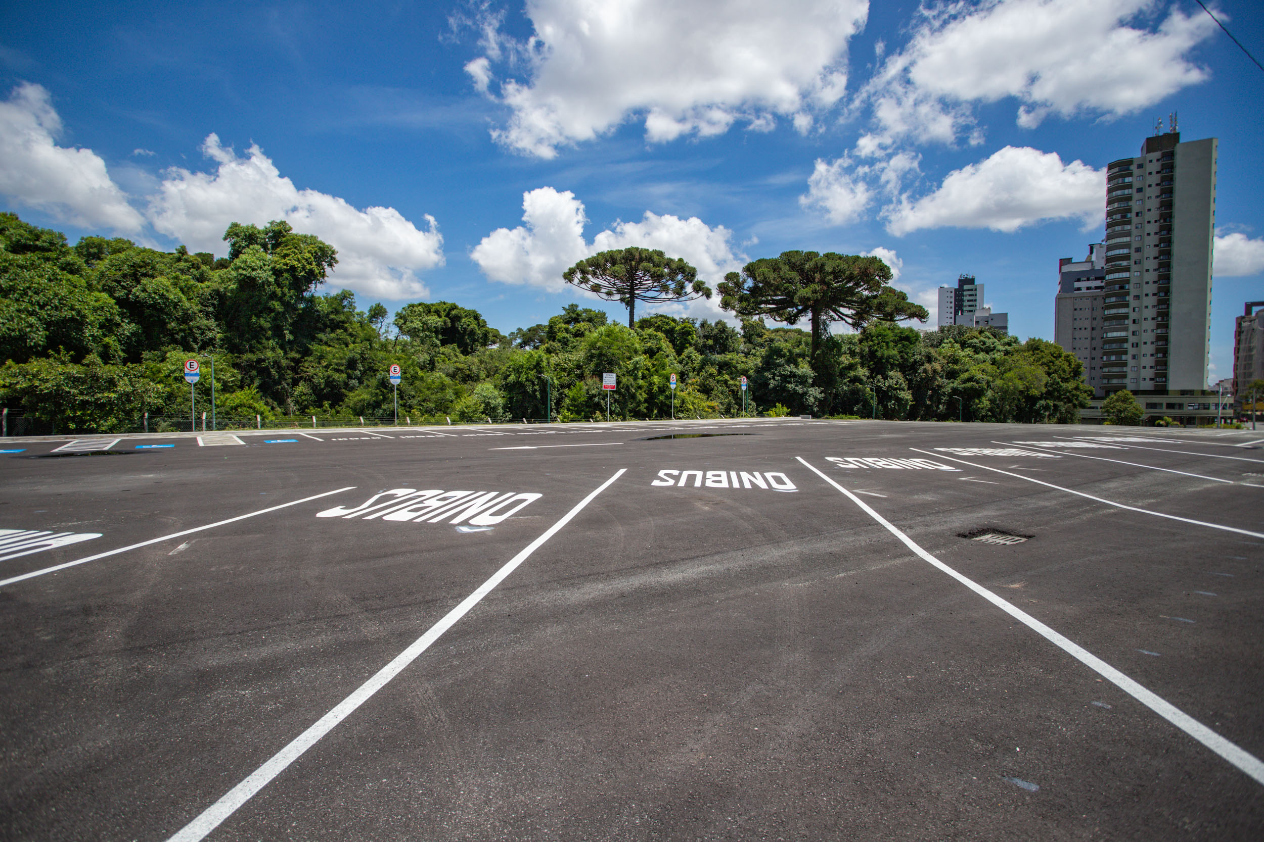 Revitalizado, estacionamento do Jardim Botânico, em Curitiba, é liberado