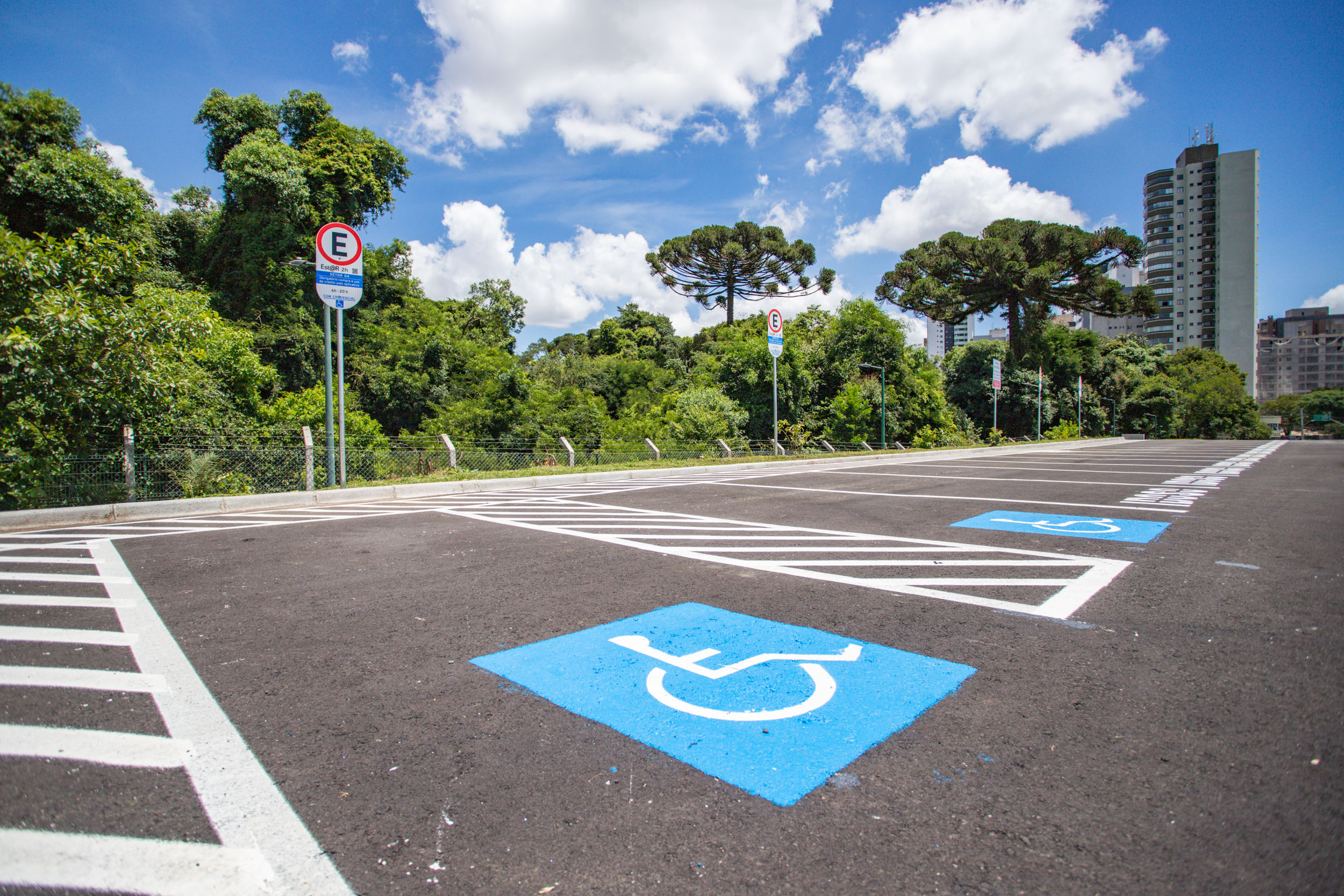 Revitalizado, estacionamento do Jardim Botânico, em Curitiba, é liberado