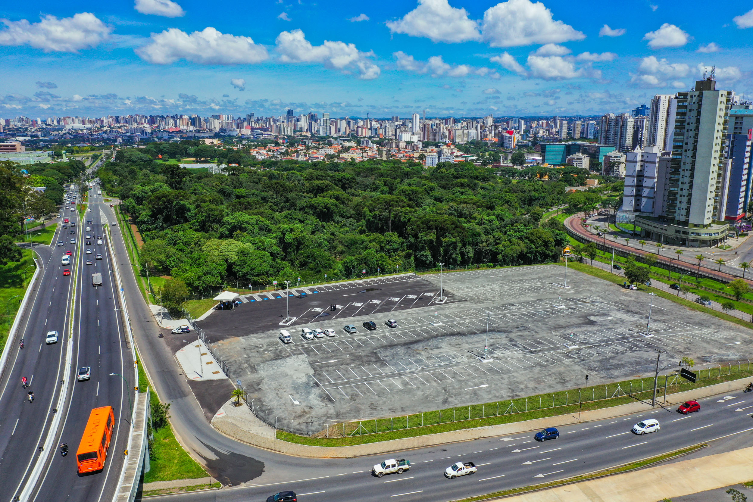 Revitalizado, estacionamento do Jardim Botânico, em Curitiba, é liberado