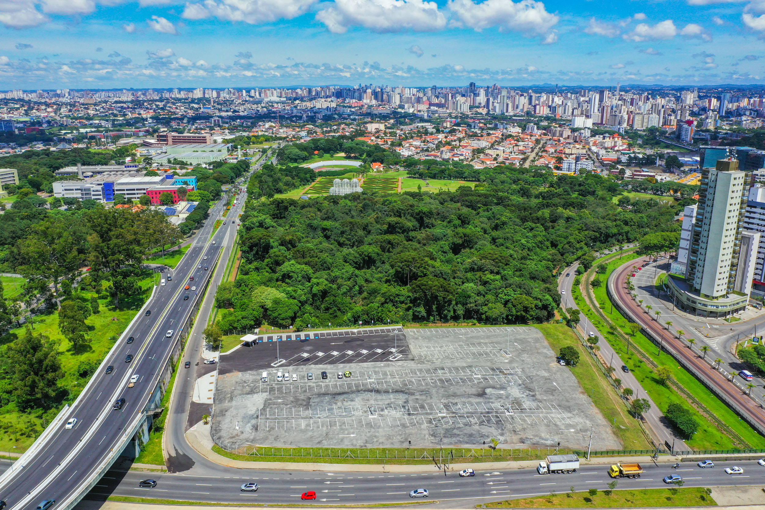 Revitalizado, estacionamento do Jardim Botânico, em Curitiba, é liberado