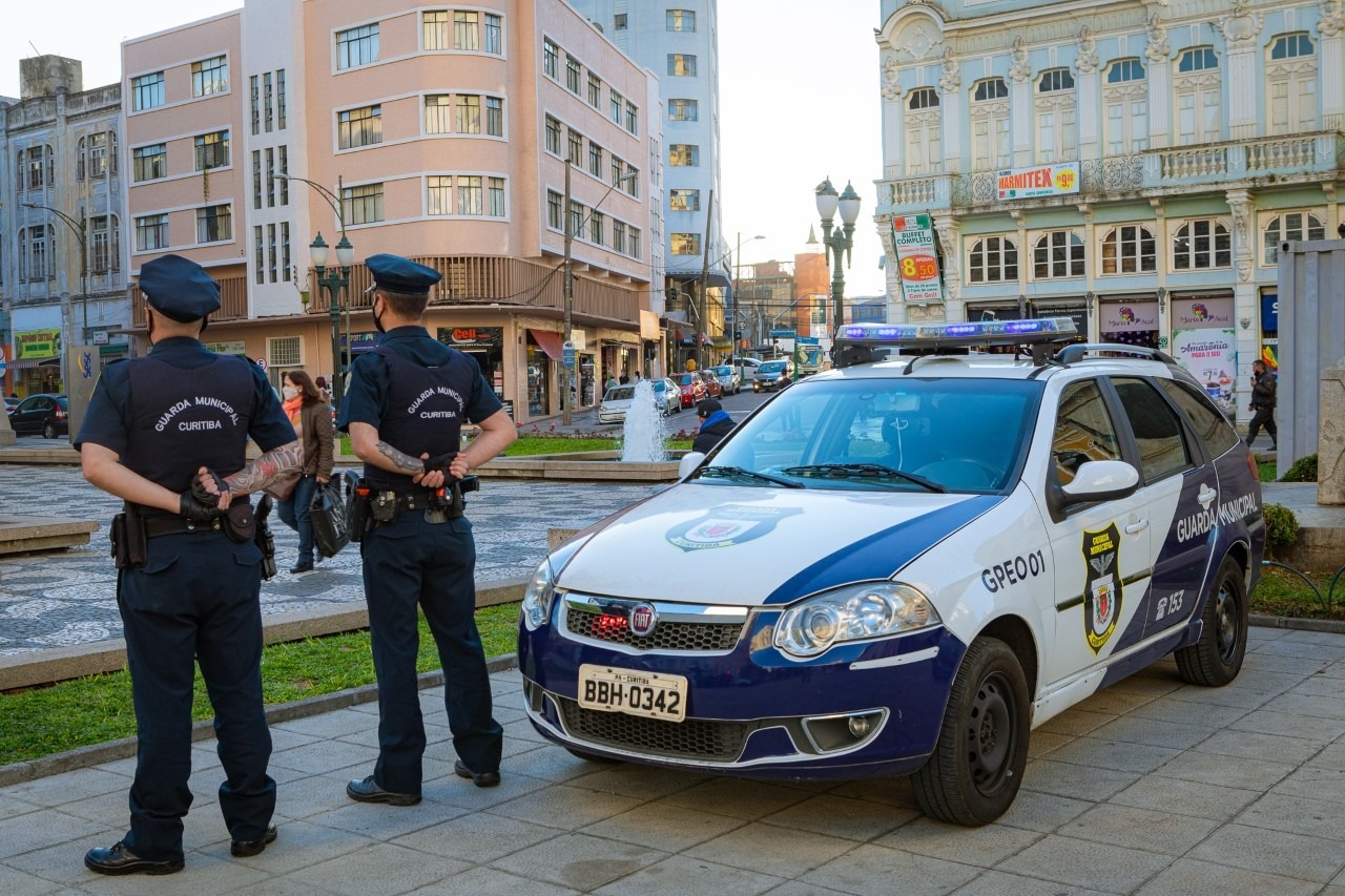 Guarda Municipal acaba com disputa de corrida entre carros de luxo - Portal  do Servidor de Curitiba