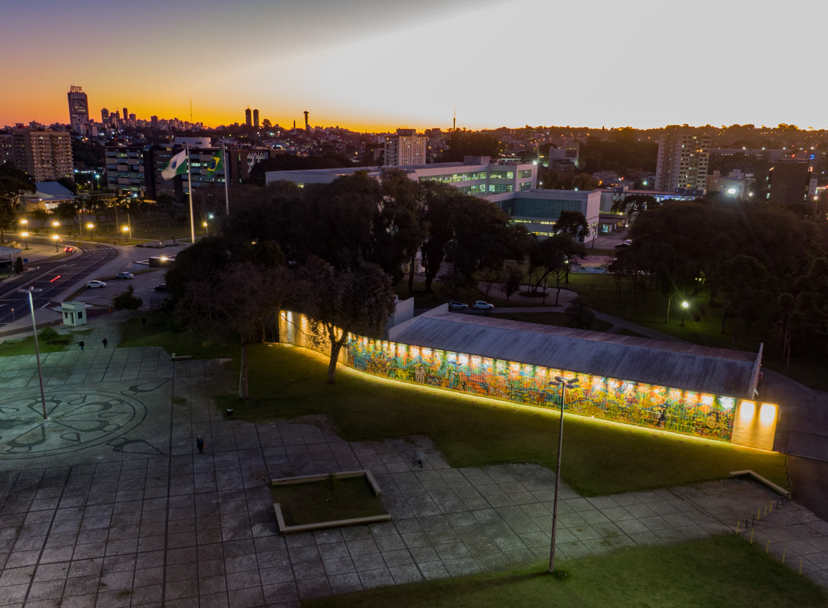 Nova iluminação destaca painel da Praça Rio Iguaçu no Centro Cívico ...