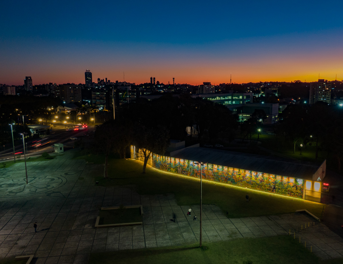 Nova iluminação destaca painel da Praça Rio Iguaçu no Centro Cívico ...