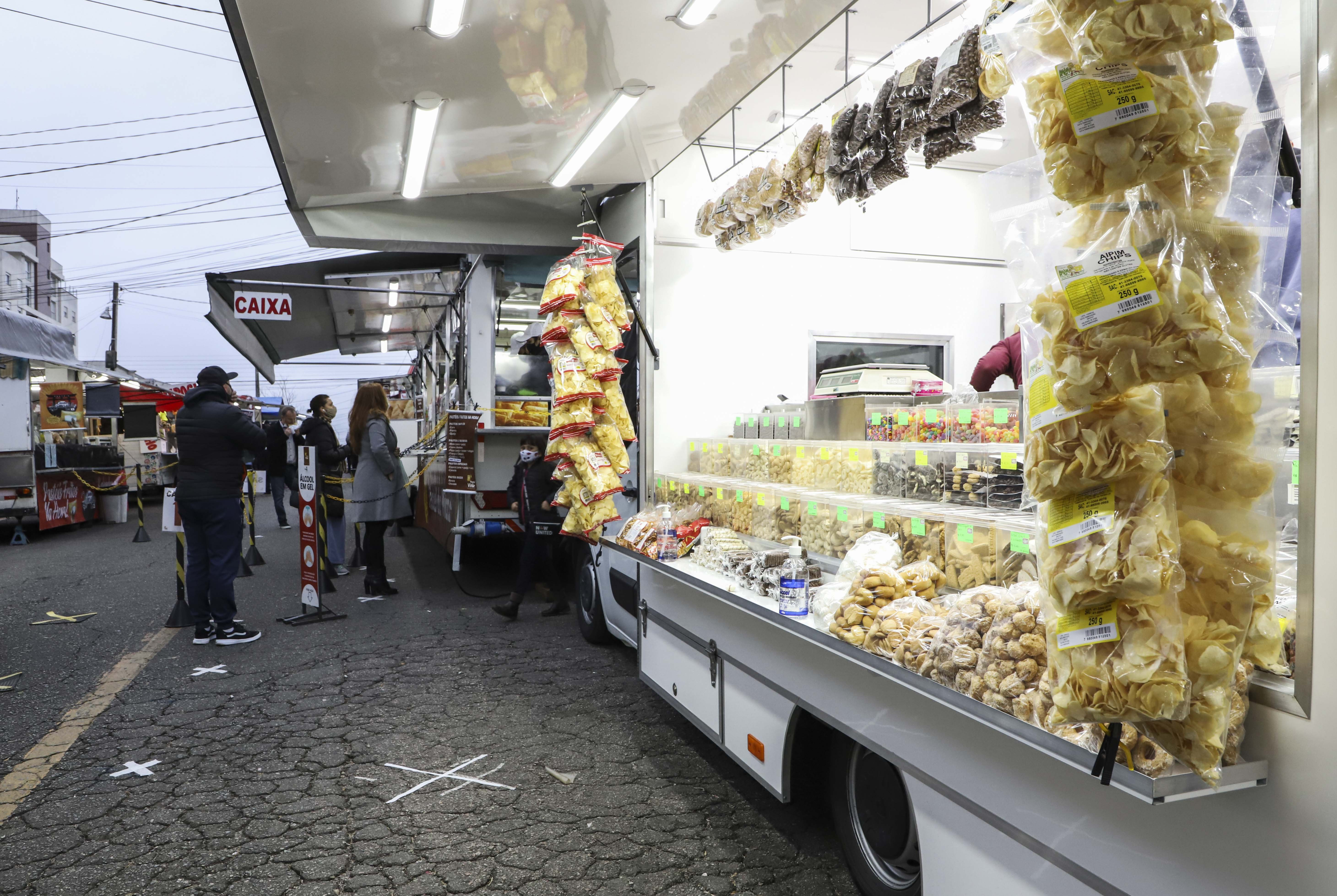 Feirante viraliza com pastel e coxinha em formato de capivara e