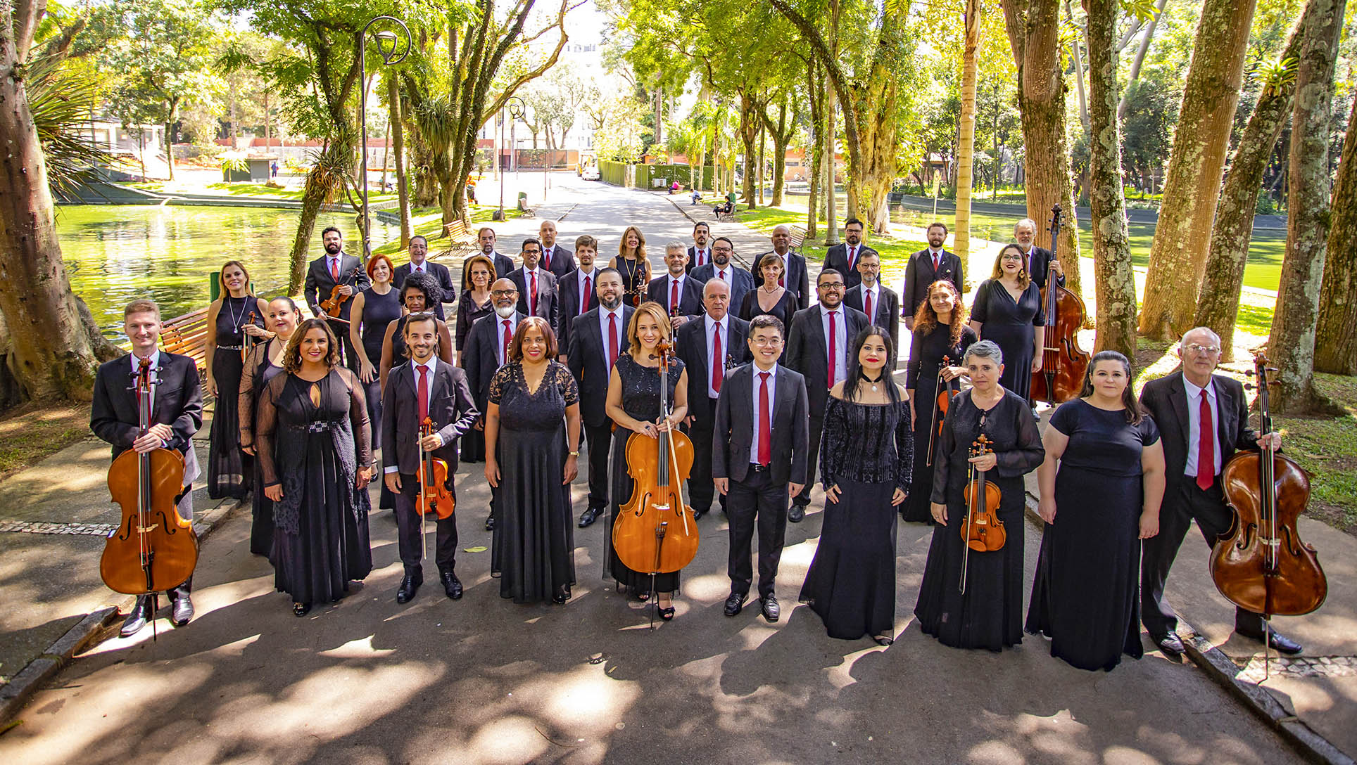 Orquestra de Câmara de Curitiba emociona pacientes e funcionários