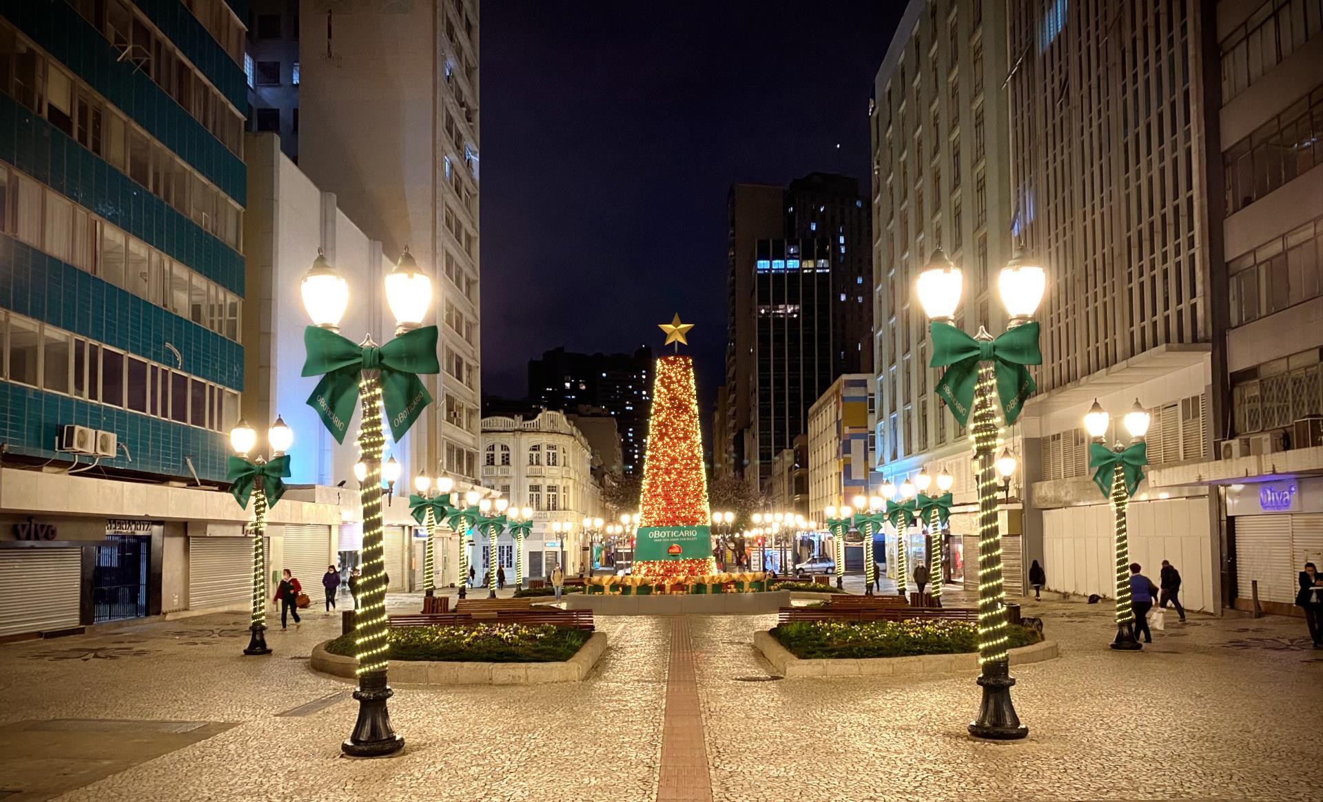 Árvore de Natal Decorada - Iluminada com Energia Solar