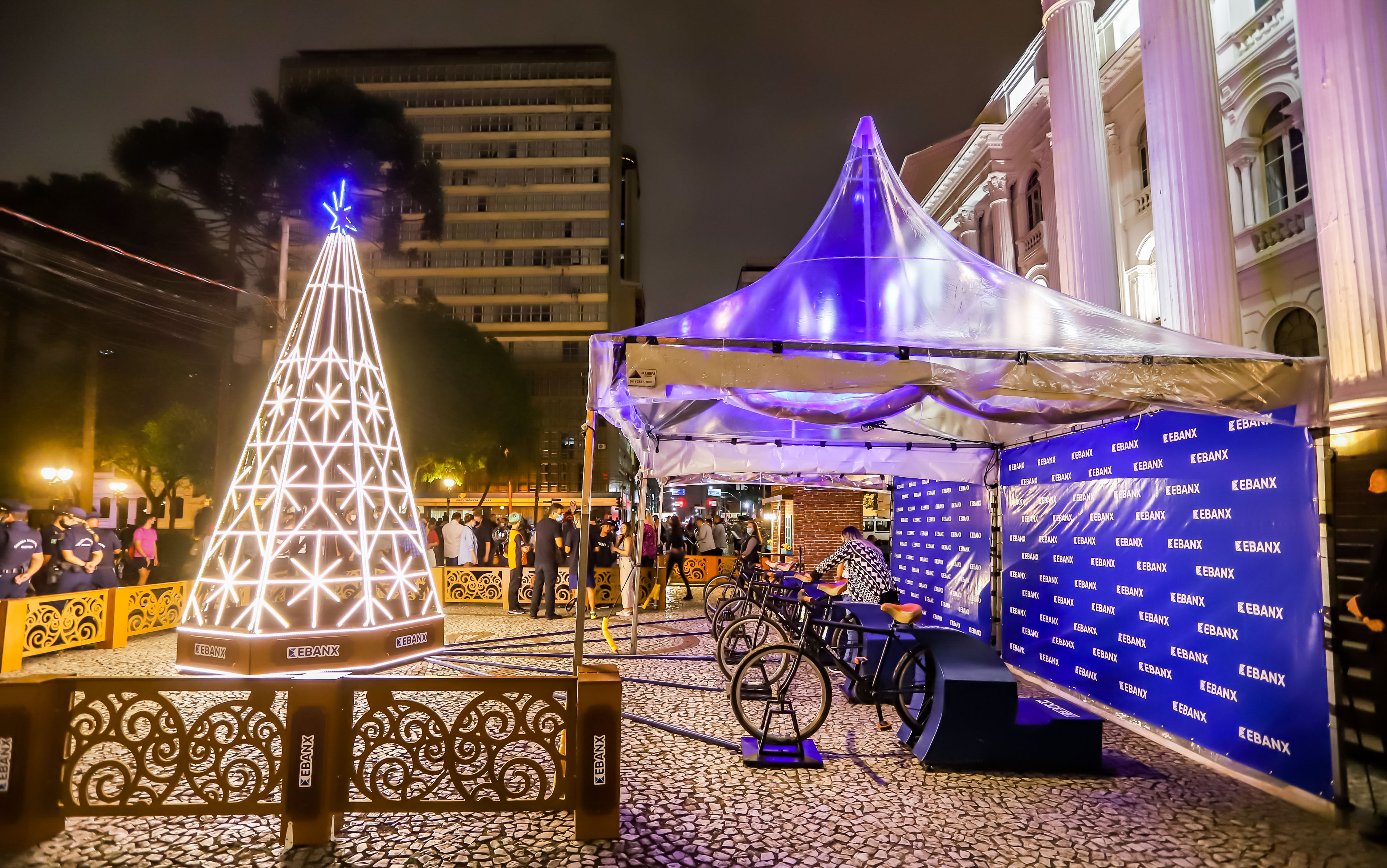 Pedaladas acendem árvore de Natal sustentável na Praça Santos Andrade