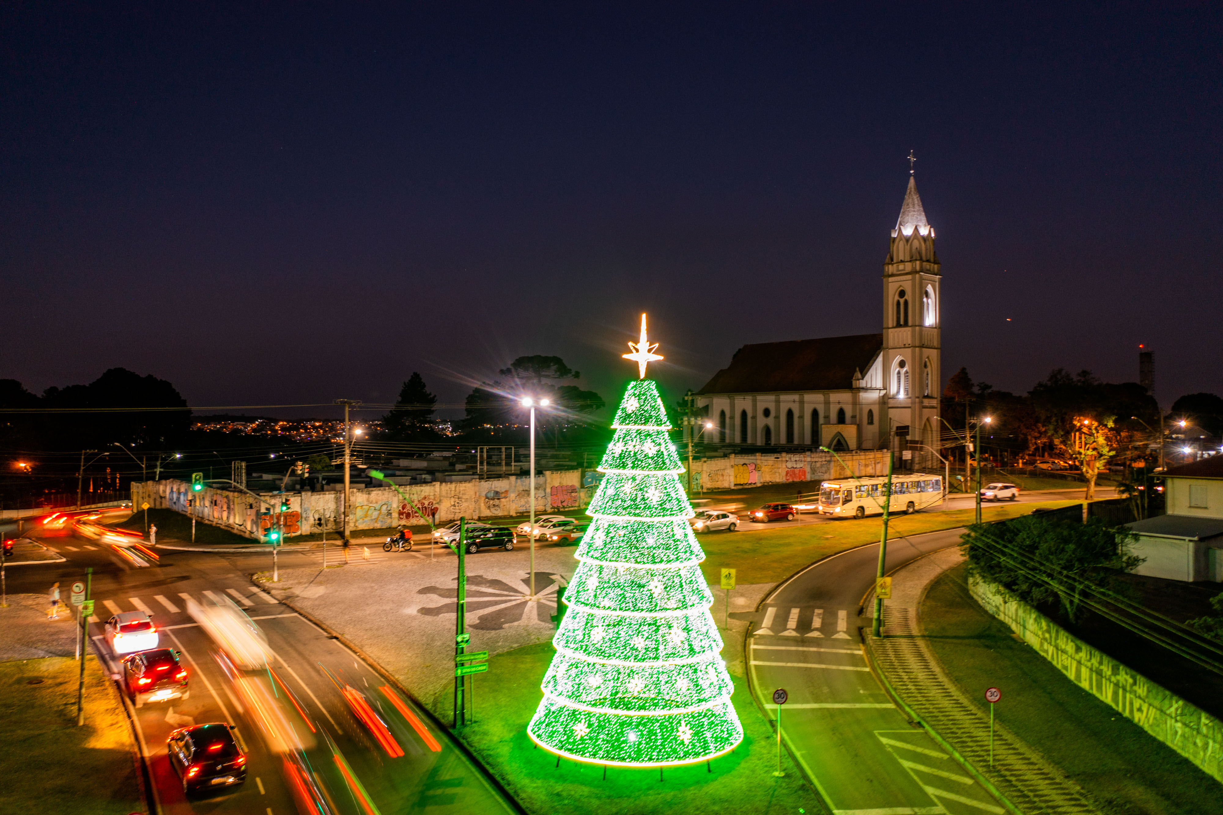 Conheça o circuito das árvores de Natal que iluminam Curitiba - Turismo  Curitiba