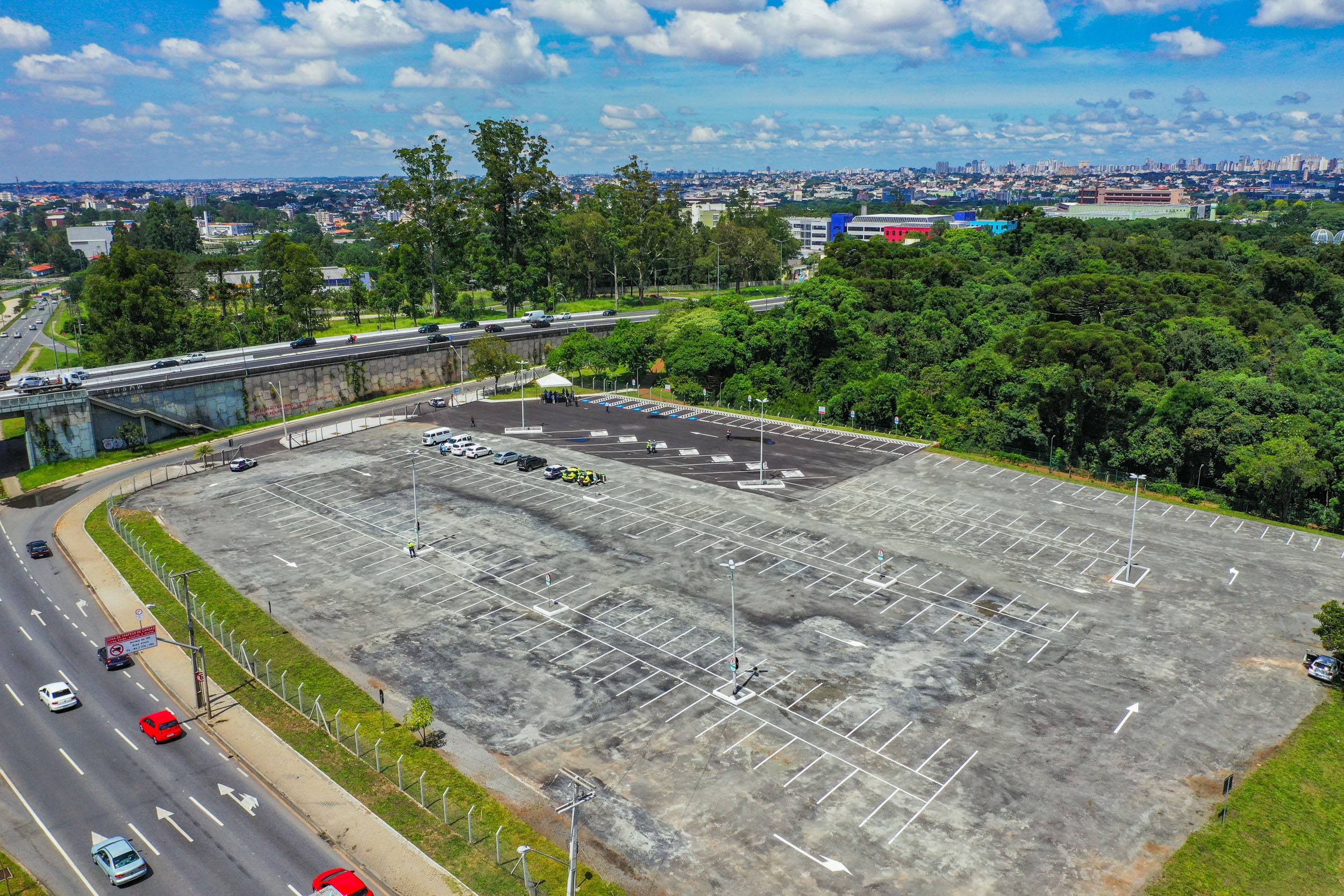 Revitalizado, estacionamento do Jardim Botânico, em Curitiba, é liberado