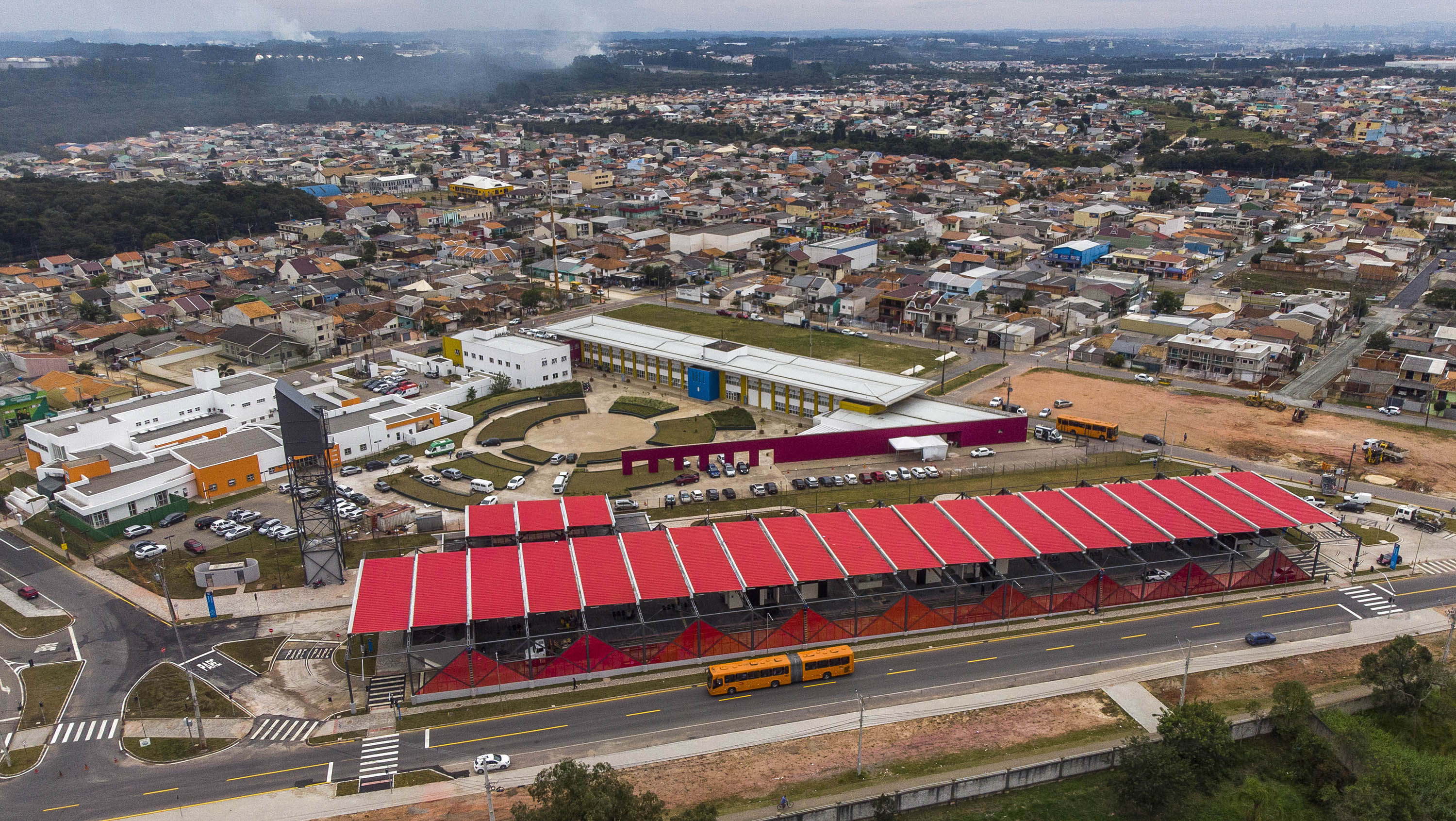 Esta casa conta com grandes aberturas e integração ao jardim