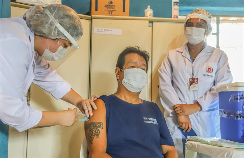 Indios da Aldeia Kakané Porâ são vacinados na manhã de hoje no segundo dia da vacinação contra a Covid-19 na região de Curitiba. Na imagem cacique Setembrino Rodrigues, 52 anos - Curitiba, 21/01/2021 - Foto: Daniel Castellano / SMCS