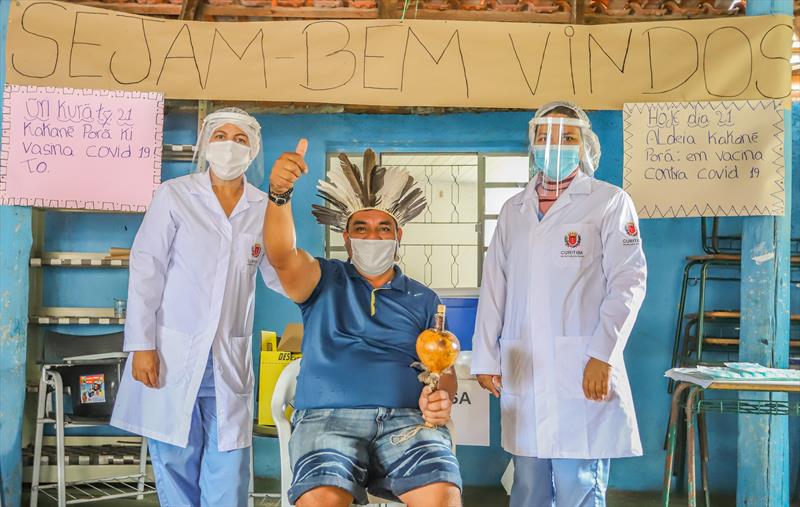 Indios da Aldeia Kakané Porâ são vacinados na manhã de hoje no segundo dia da vacinação contra a Covid-19 na região de Curitiba. Na imagem cacique Setembrino Rodrigues, 52 anos - Curitiba, 21/01/2021 - Foto: Daniel Castellano / SMCS