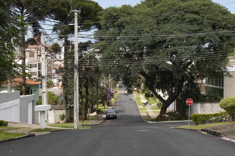 Obras de pavimentação comcluidas na Vila Guaira no Bairro Portão. Na imagem: Asfalto da Rua Abel Scuissiato. Curitiba.04/02/2021. Foto: Ricardo Marajó/SMCS