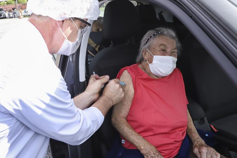 A partir da próxima segunda-feira (15/2), Curitiba inicia a imunização contra covid-19 para idosos acima de 85 anos. Foto: Hully Paiva/SMCS
