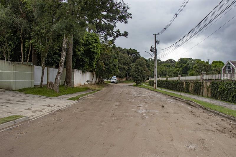 Obras de pavimentação sobre saibro na antiga Estrada das Olarias.
Curitiba, 25/02/2021. Foto: Ricardo Marajó/SMCS