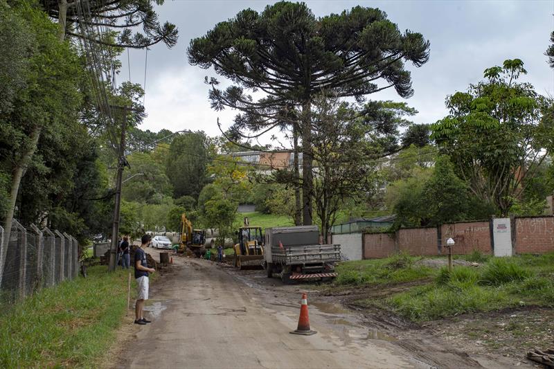 Obras de pavimentação sobre saibro na antiga Estrada das Olarias.
Curitiba, 25/02/2021. Foto: Ricardo Marajó/SMCS