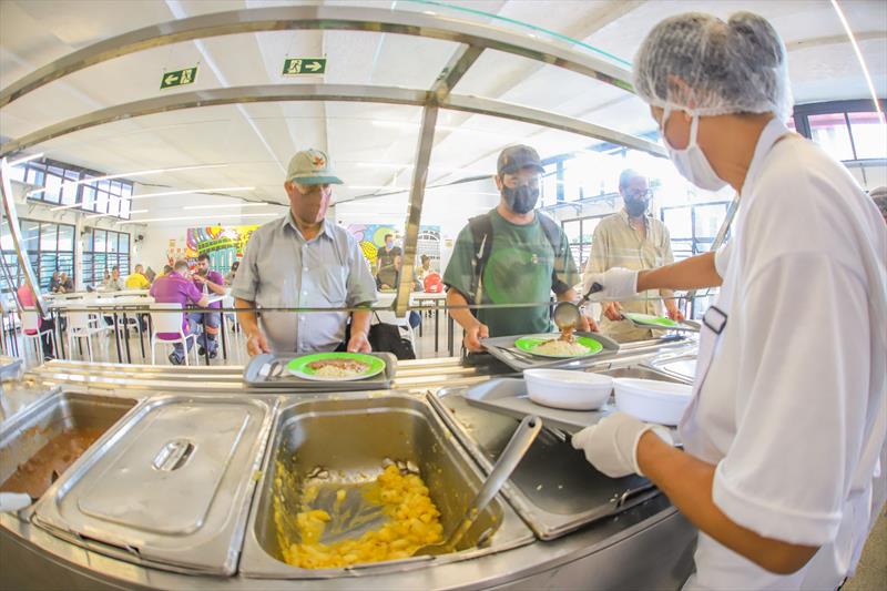 Restaurante popular do Viaduto do Capanema completa 3 anos servindo refeições de baixo custo para a população. - Curitiba, 14/01/2021 - Foto: Daniel Castellano / SMCS