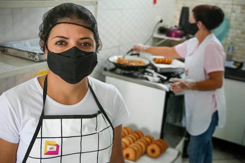 A empreendedora Liliane Alves dos Reiz, da Loucos por Donuts, recebeu financiamento com garantia do Fundo de Aval de Curitiba.
Foto: Luiz Costa/SMCS