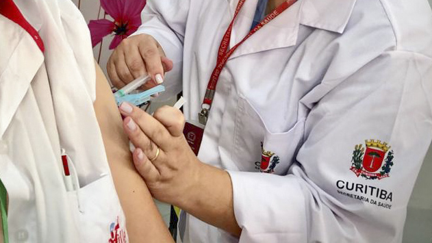 Curitiba vai vacinar pessoas com 68 anos completos, nesta terça-feira.
Foto: Luiz Costa/SMCS