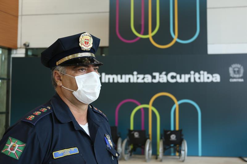 Guardas municipais recebem as primeiras doses de vacina.
- Na imagem, o supervisor Assis.
Curitiba, 06/03/2021.
Foto: Luiz Costa/SMCS